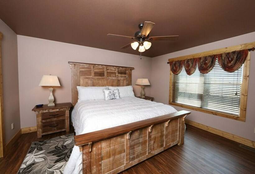 キャビン, Above It All   Four Bedroom Cabin