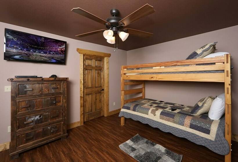 キャビン, Above It All   Four Bedroom Cabin