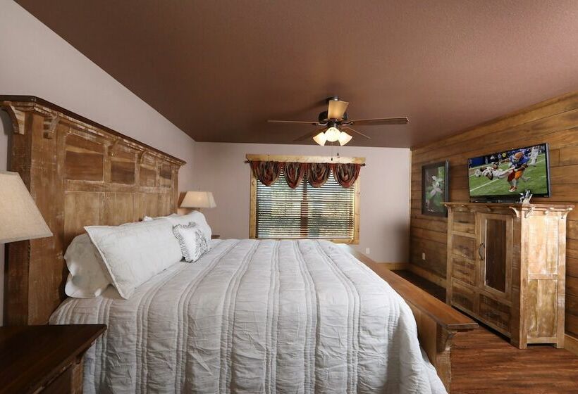 キャビン, Above It All   Four Bedroom Cabin