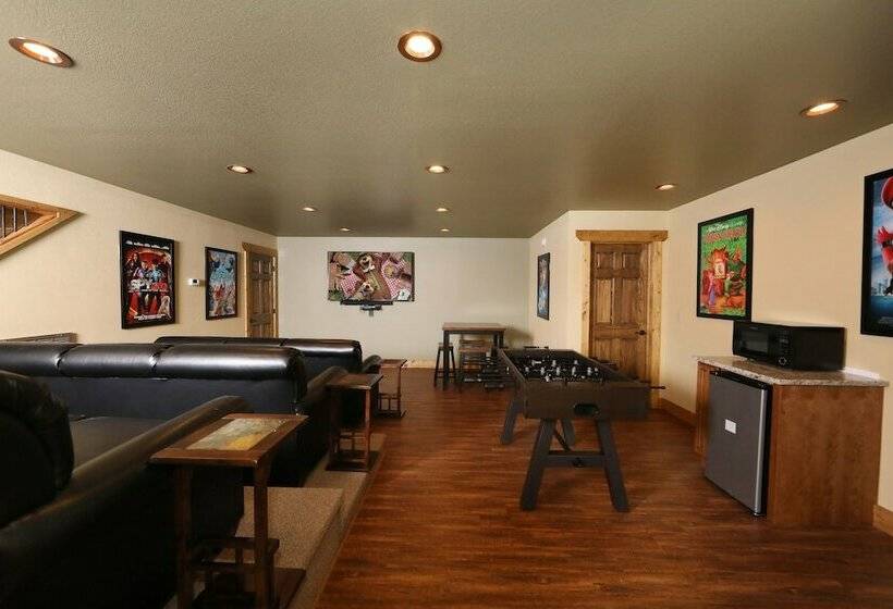 キャビン, Above It All   Four Bedroom Cabin