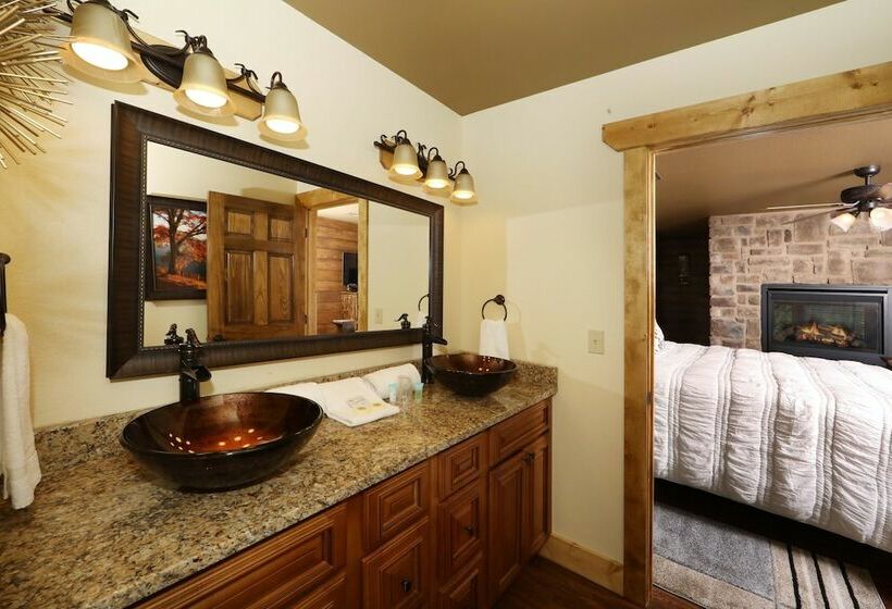 キャビン, Above It All   Four Bedroom Cabin