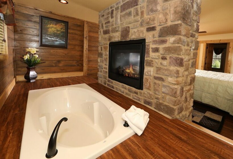 キャビン, Above It All   Four Bedroom Cabin