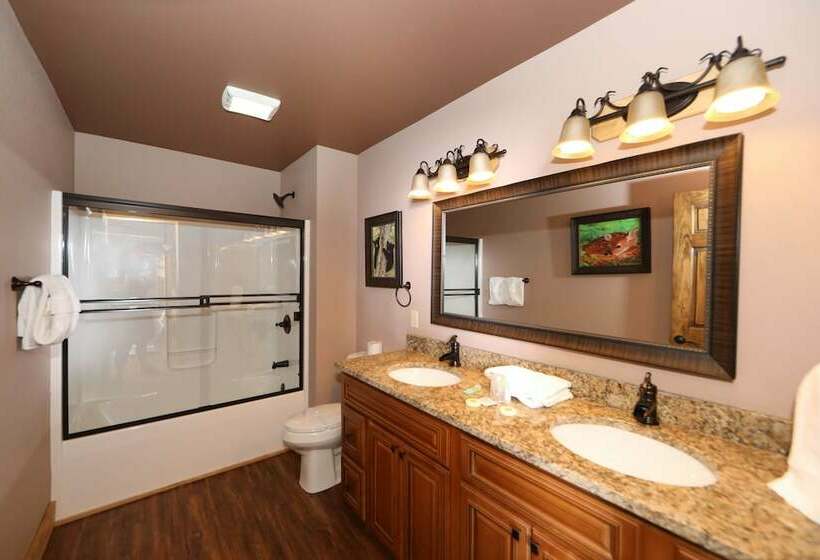 キャビン, Above It All   Four Bedroom Cabin