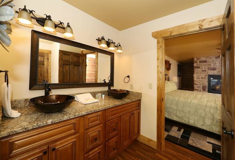 キャビン, Above It All   Four Bedroom Cabin