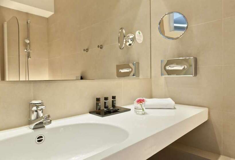 اتاق کلاسیک سه تخته, Maxim