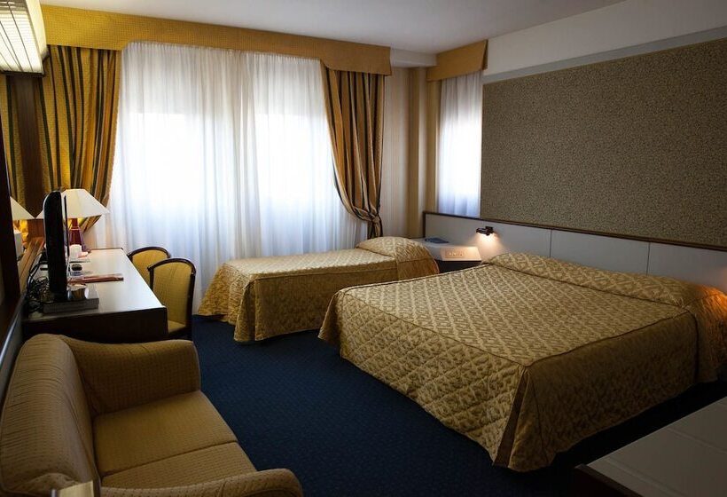 اتاق کلاسیک سه تخته, Maxim