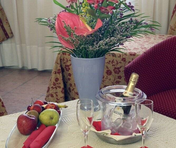 اتاق کلاسیک چهارنفره, Maxim