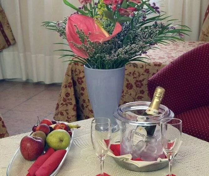 اتاق کلاسیک چهارنفره, Maxim
