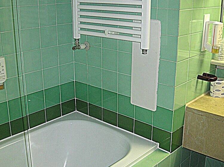 اتاق کلاسیک چهارنفره, Maxim