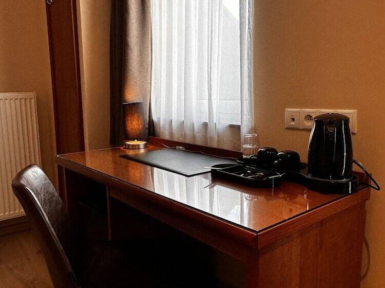 חדר אקזקיוטיב, Melba