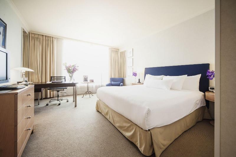 带大床的高级房间, Rotterdam Marriott