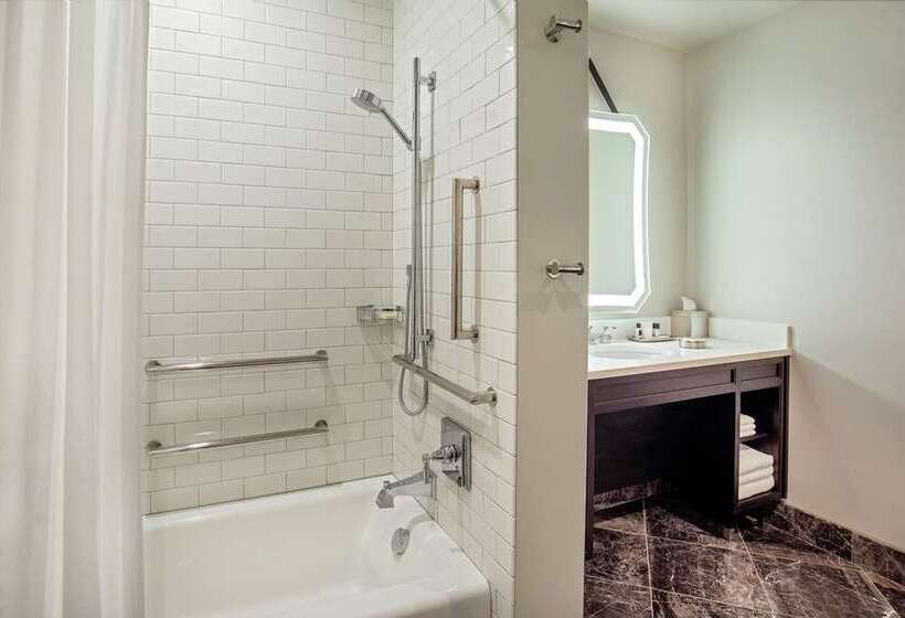 스탠다드 룸 킹사이즈 침대, The Beverly Hilton