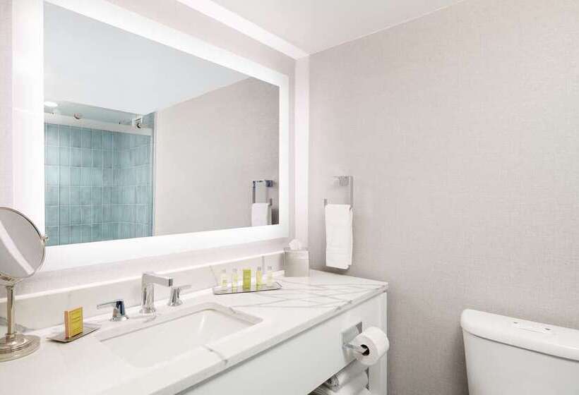 스탠다드 룸 킹사이즈 침대, The Beverly Hilton