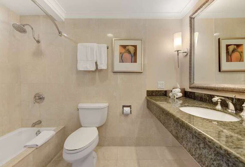 스탠다드 룸 킹사이즈 침대, The Beverly Hilton