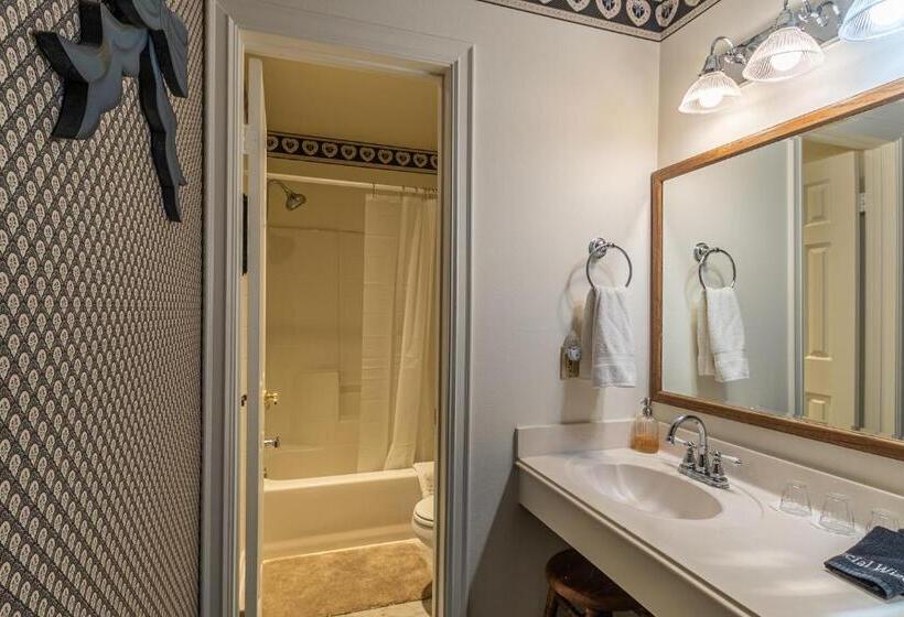 标准三人间, Apples Bed And Breakfast Inn