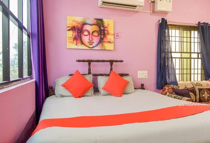 Camera Tripla Classica, Aradhya Regency