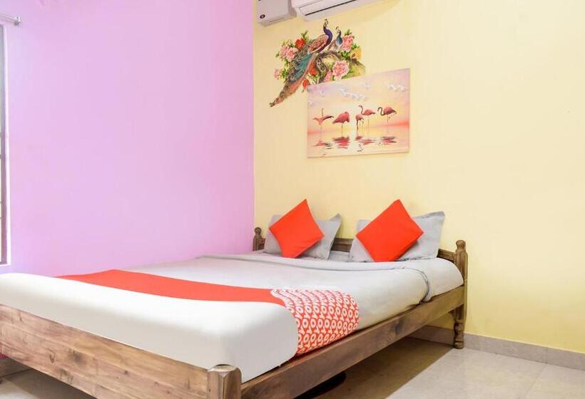 Camera Tripla Classica, Aradhya Regency