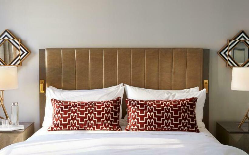 キングサイズベッドのスタンダードルーム, The Plaza Hotel Pioneer Park