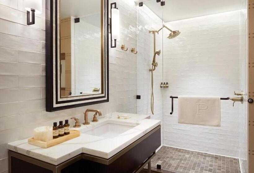 キングサイズベッドのスタンダードルーム, The Plaza Hotel Pioneer Park