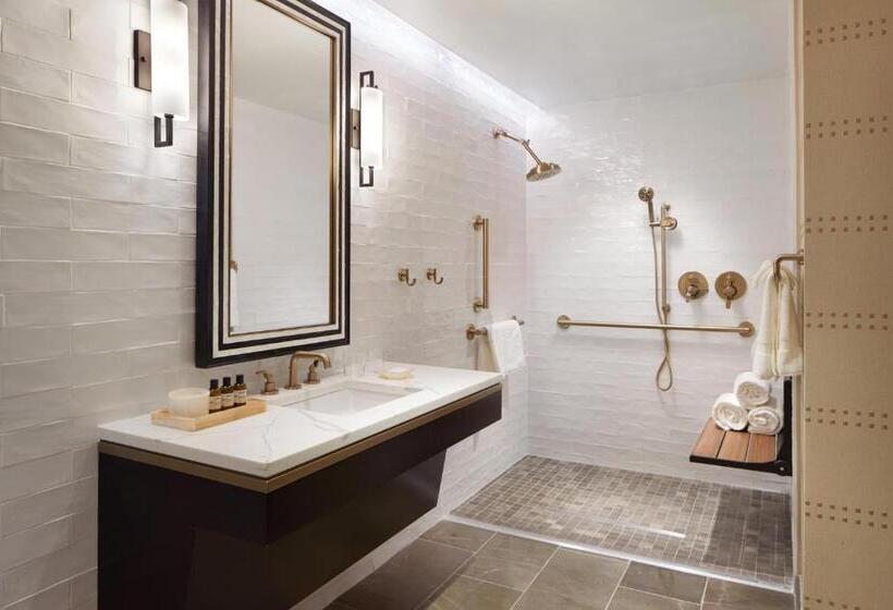 身障者適用キングサイズベッドルーム, The Plaza Hotel Pioneer Park