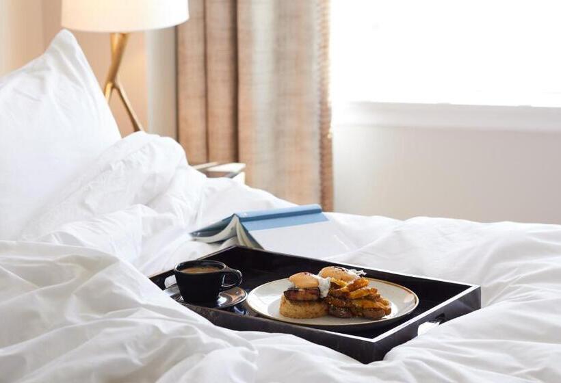 ジュニアスイート, The Plaza Hotel Pioneer Park