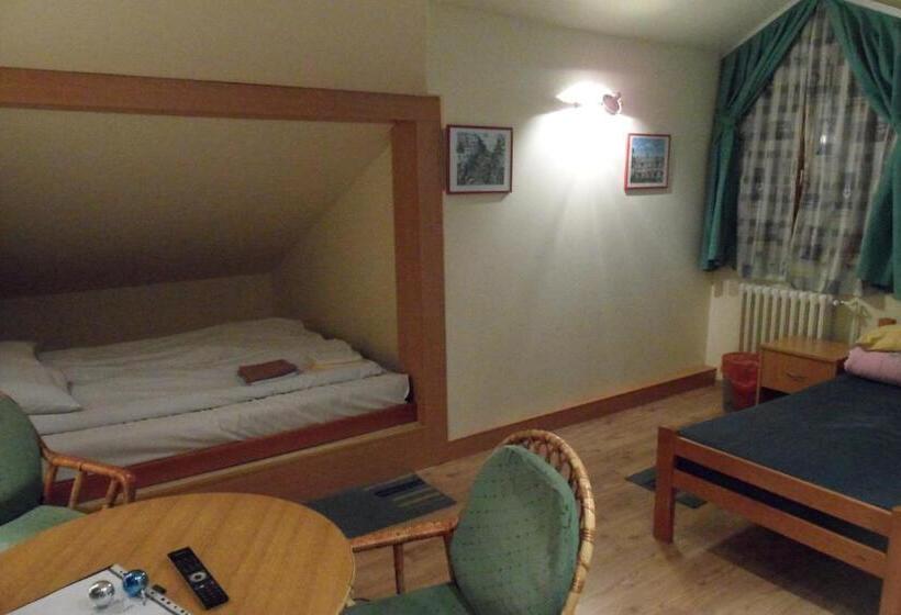 חדר סטנדרט לשלושה עם חדר אמבטיה משוף, Hostel Oasis