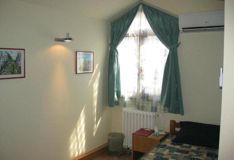 חדר סטנדרט לשלושה עם חדר אמבטיה משוף, Hostel Oasis