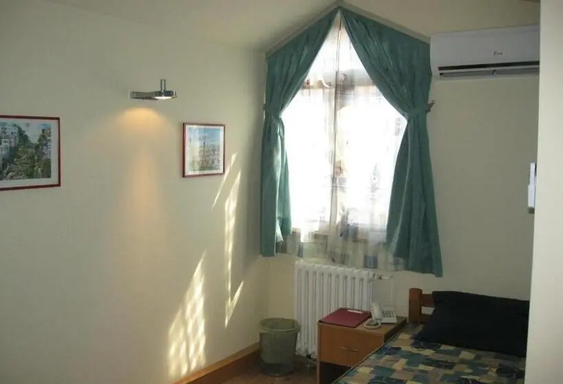 اتاق استاندارد سه تخته با سرویس بهداشتی مشترک, Hostel Oasis