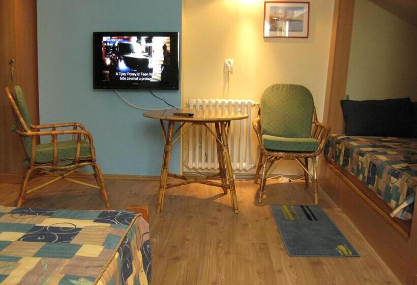 חדר סטנדרט לשלושה עם חדר אמבטיה משוף, Hostel Oasis