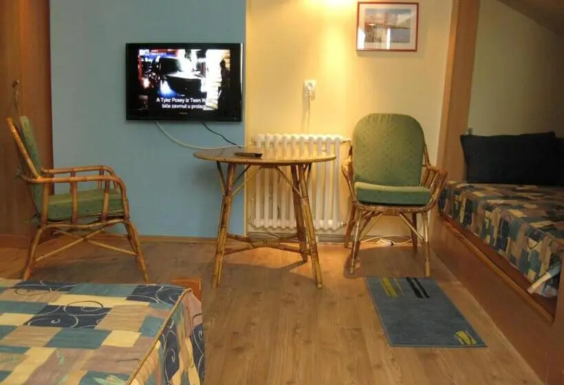 اتاق استاندارد سه تخته با سرویس بهداشتی مشترک, Hostel Oasis