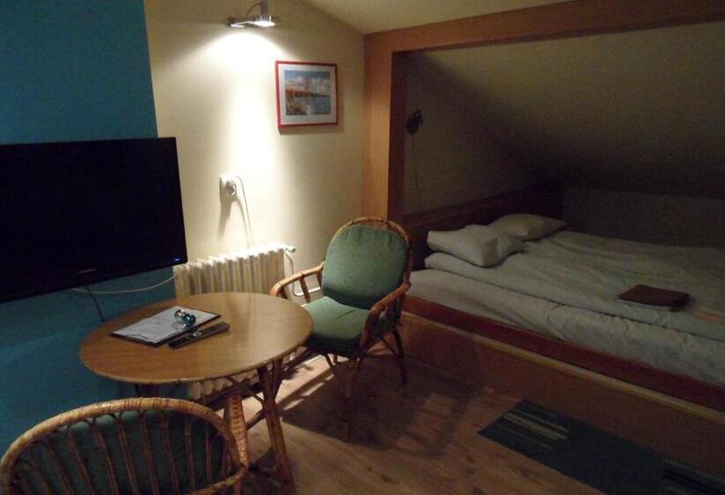 חדר סטנדרט לשלושה עם חדר אמבטיה משוף, Hostel Oasis