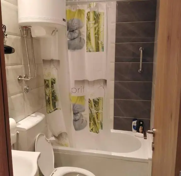 استودیوی استاندارد, Hostel Oasis