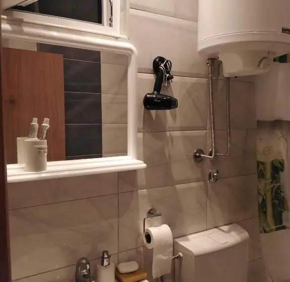 استودیوی استاندارد, Hostel Oasis