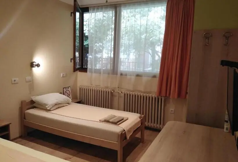 استودیوی استاندارد, Hostel Oasis