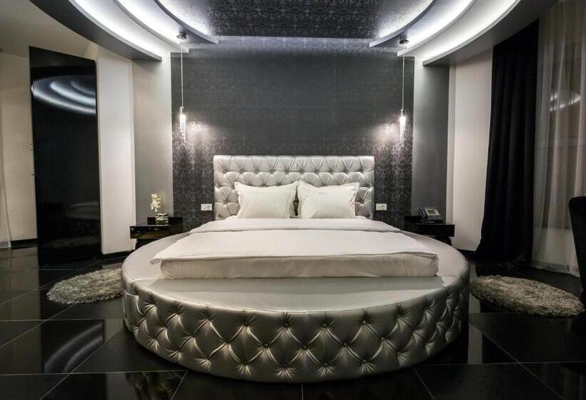 Deluxe Suite King Bed, Crystal Light