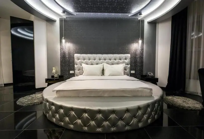 Deluxe Suite King Bed, Crystal Light