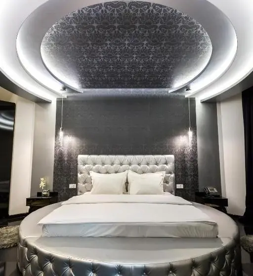 Deluxe Suite King Bed, Crystal Light