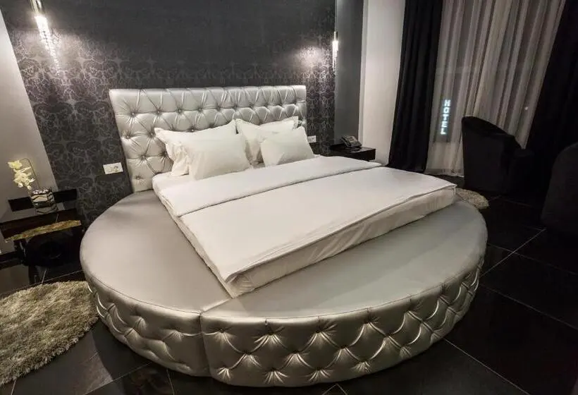 Deluxe Suite King Bed, Crystal Light