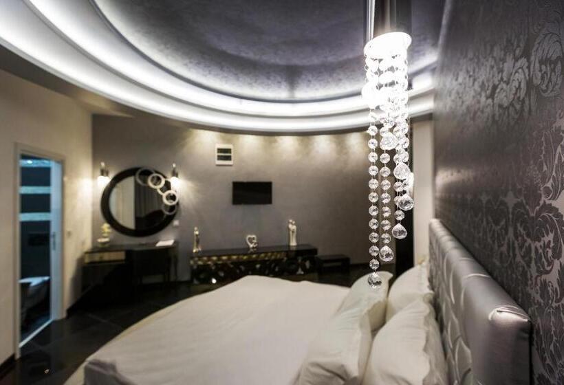 Deluxe Suite King Bed, Crystal Light