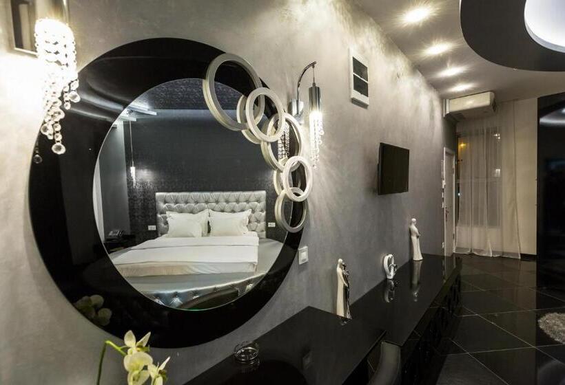 Deluxe Suite King Bed, Crystal Light