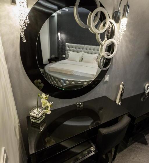 Deluxe Suite King Bed, Crystal Light
