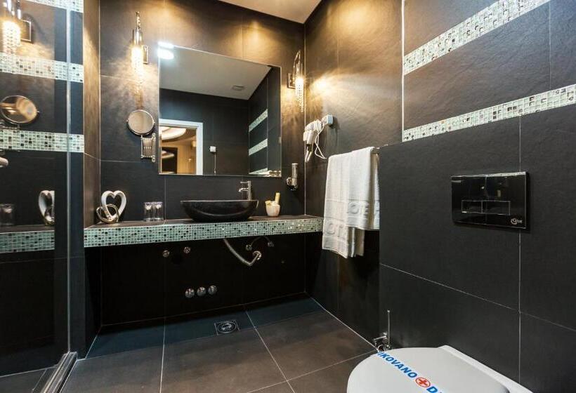 Deluxe Suite King Bed, Crystal Light