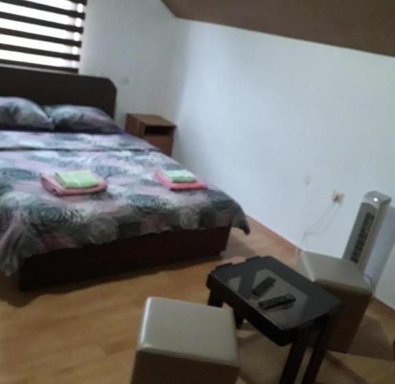 اتاق استاندارد با چشمانداز باغ, Hostel Topić