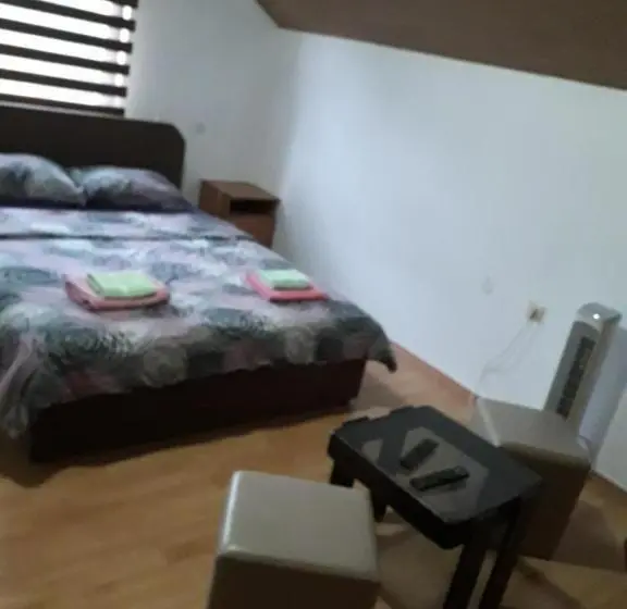 اتاق استاندارد با چشم‌انداز باغ, Hostel Topić