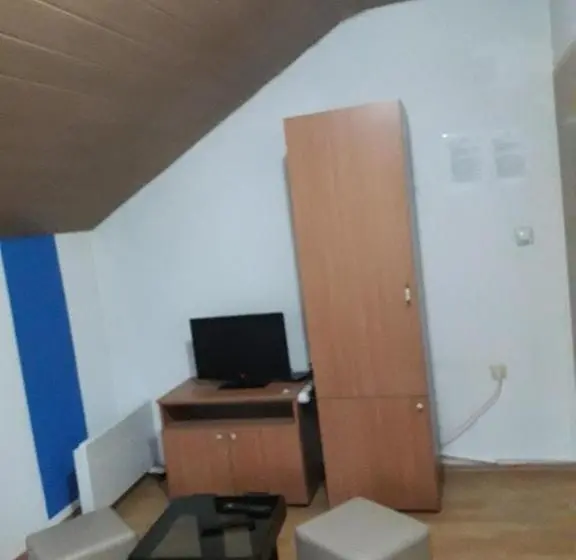 اتاق استاندارد با چشم‌انداز باغ, Hostel Topić