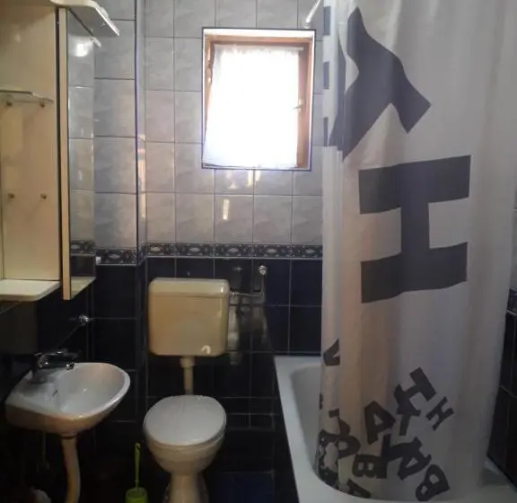 اتاق استاندارد با چشم‌انداز باغ, Hostel Topić