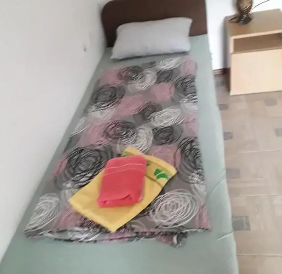 اتاق ساده سه‌ نفره, Hostel Topić