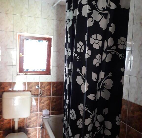 اتاق ساده سه نفره, Hostel Topić