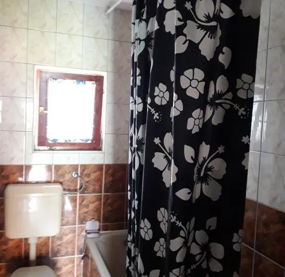اتاق ساده سه‌ نفره, Hostel Topić
