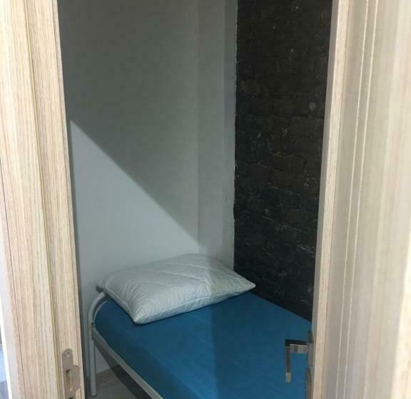 اتاق اکونومی یک تخته, Hostel Train Station